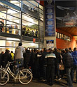 Supporters uiten onvrede bij hoofdingang
